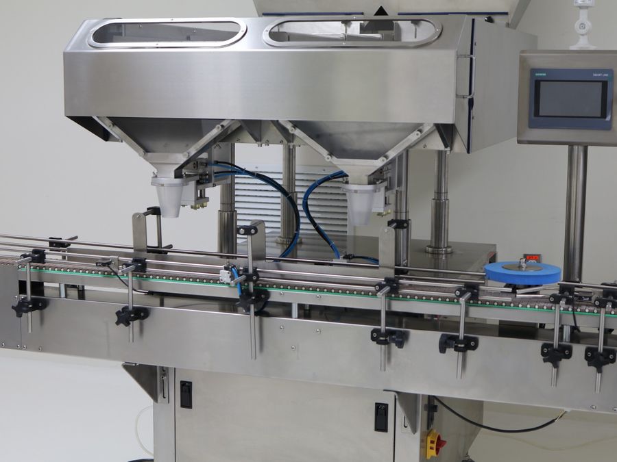 Llenadora de polvo con tolva y panel táctil